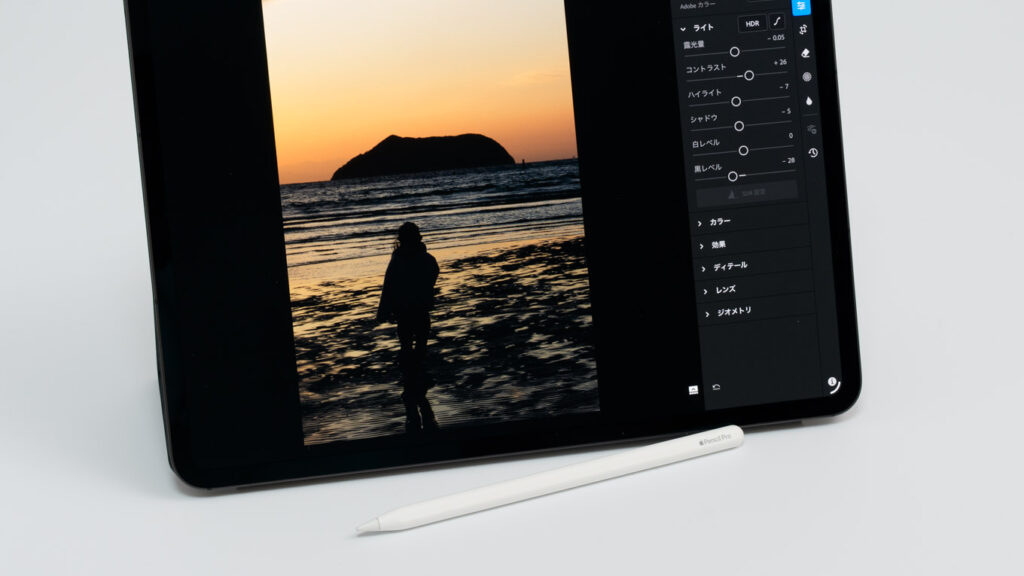 iPadはいらない?買っても結局使わなくなってしまうパターンとは 10 iPadとApple Pencilで画像のレタッチをしている様子