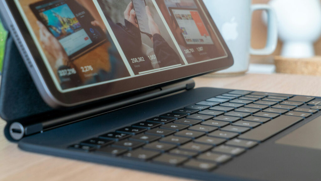 iPadはいらない?買っても結局使わなくなってしまうパターンとは 5 iPadにキーボードを接続してパソコンライクに使用している様子