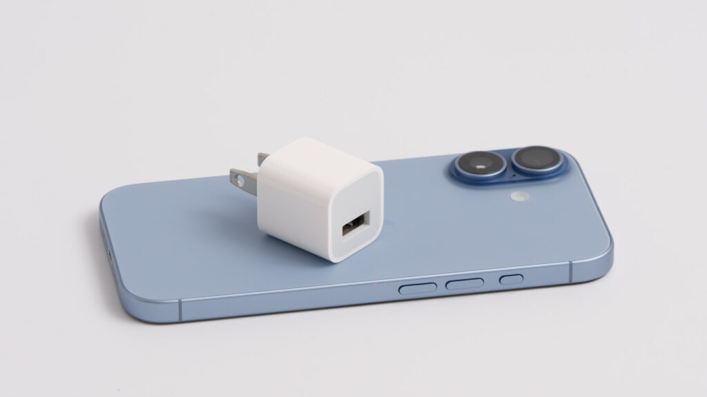 iPhoneの充電器は純正のほうがいい?純正のメリット・デメリットを解説 13 Apple 5W USB電源アダプタとiPhone 17