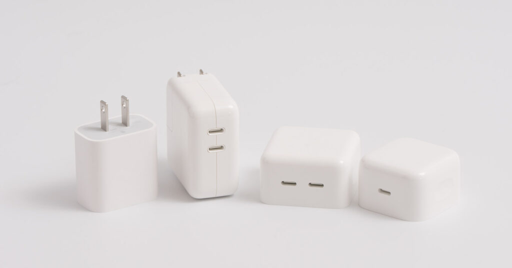 iPhoneの充電器は純正のほうがいい?純正のメリット・デメリットを解説 14 Apple 20W USB-C電源アダプタ、デュアルUSB-Cポート搭載35Wコンパクトアダプタ、デュアルUSB-Cポート搭載35W電源アダプタ、40Wダイナミック電源アダプタ(最大60W対応)