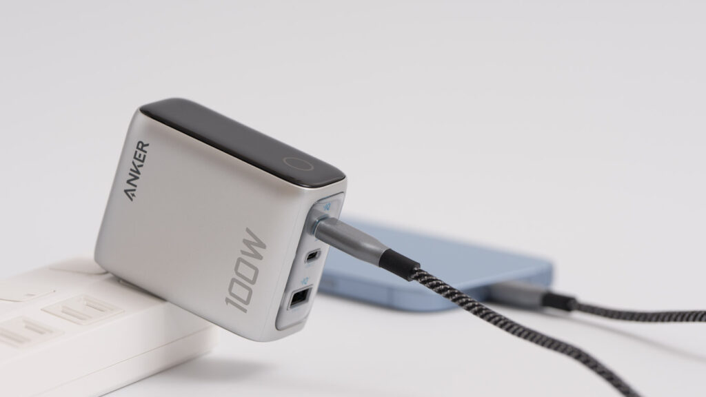 iPhoneの充電器は純正のほうがいい?純正のメリット・デメリットを解説 21 iPhone 17を100W充電器で充電している様子