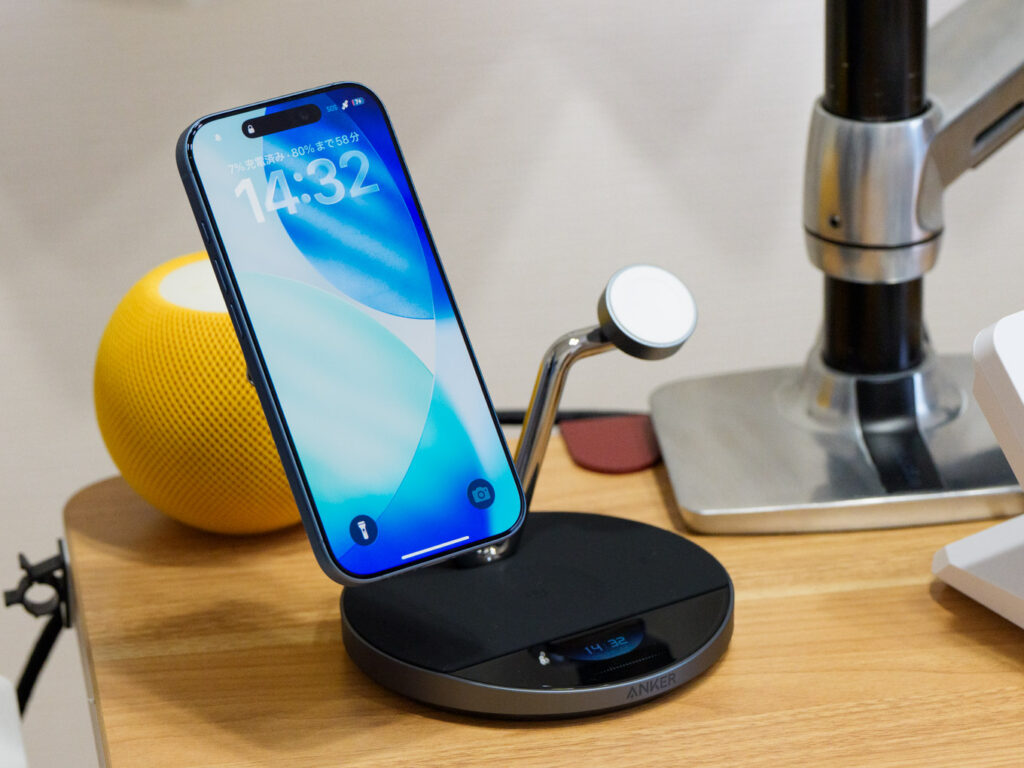 iPhoneの充電器は純正のほうがいい?純正のメリット・デメリットを解説 1 iPhone 17をサードパーティ製充電器でワイヤレス充電している様子