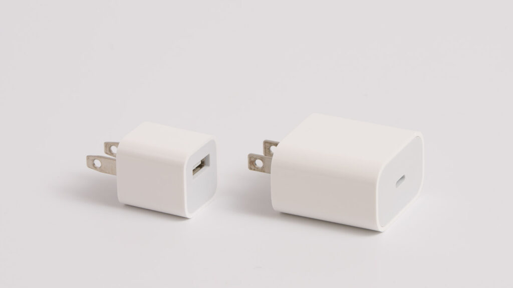 iPhoneを急速充電する方法を解説!必要なものやワット数、ワイヤレスの急速充電まで 13 Apple 5W USB電源アダプタとApple 20W USB-C電源アダプタ