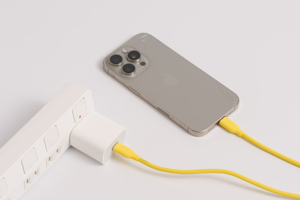 iPhoneを急速充電する方法を解説!必要なものやワット数、ワイヤレスの急速充電まで 12 iPhone 16 Proを20Wで充電している様子