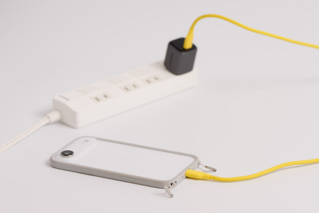 iPhoneを急速充電する方法を解説!必要なものやワット数、ワイヤレスの急速充電まで 1 iPhone Airを急速充電している様子