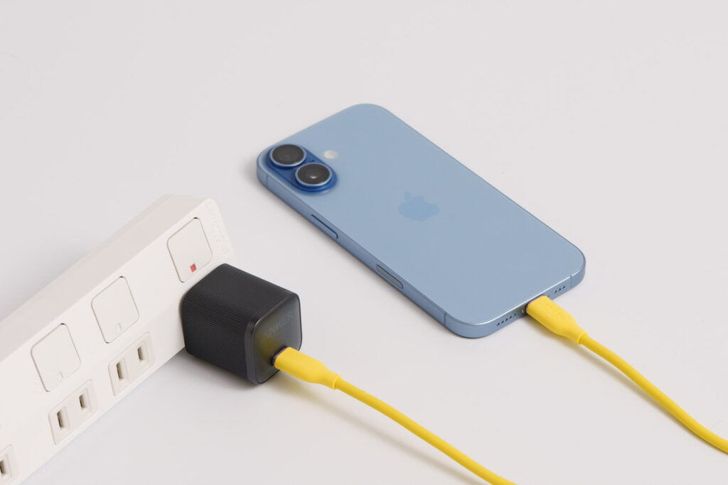 iPhoneを急速充電する方法を解説!必要なものやワット数、ワイヤレスの急速充電まで 9 iPhone 17を急速充電している様子