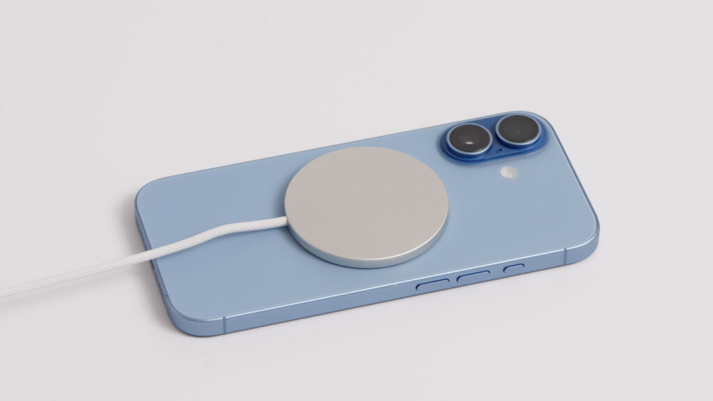 iPhoneを急速充電する方法を解説!必要なものやワット数、ワイヤレスの急速充電まで 15 Apple MagSafe充電器でiPhone 17を充電している様子