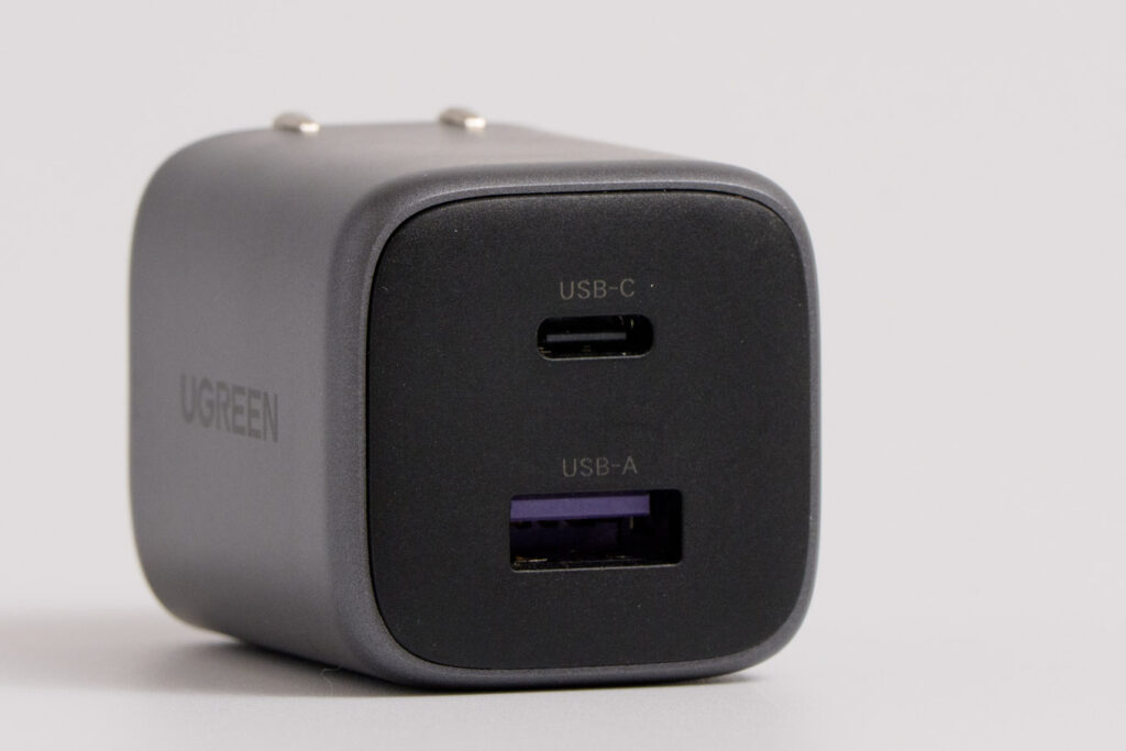 iPhoneを急速充電する方法を解説!必要なものやワット数、ワイヤレスの急速充電まで 2 充電器のUSB-CポートとUSB-Aポート