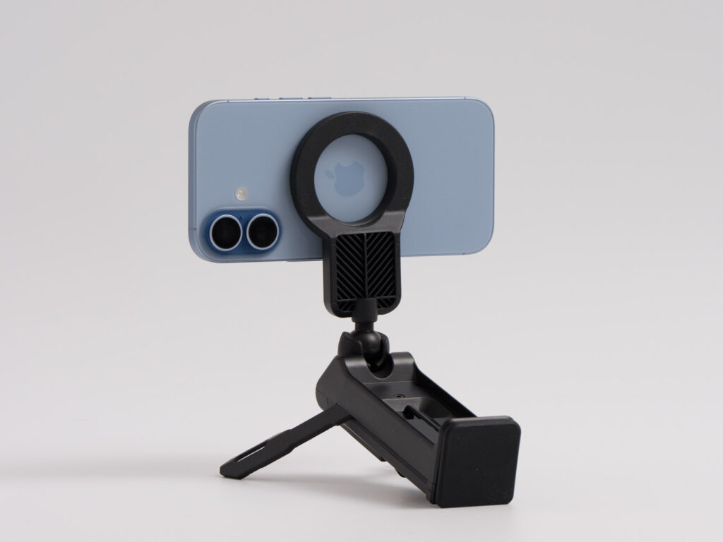 iPhoneのMagSafeとは?特徴や使い方、活用方法を徹底解説 25 LomicallのスマホスタンドにiPhone 17を固定している様子