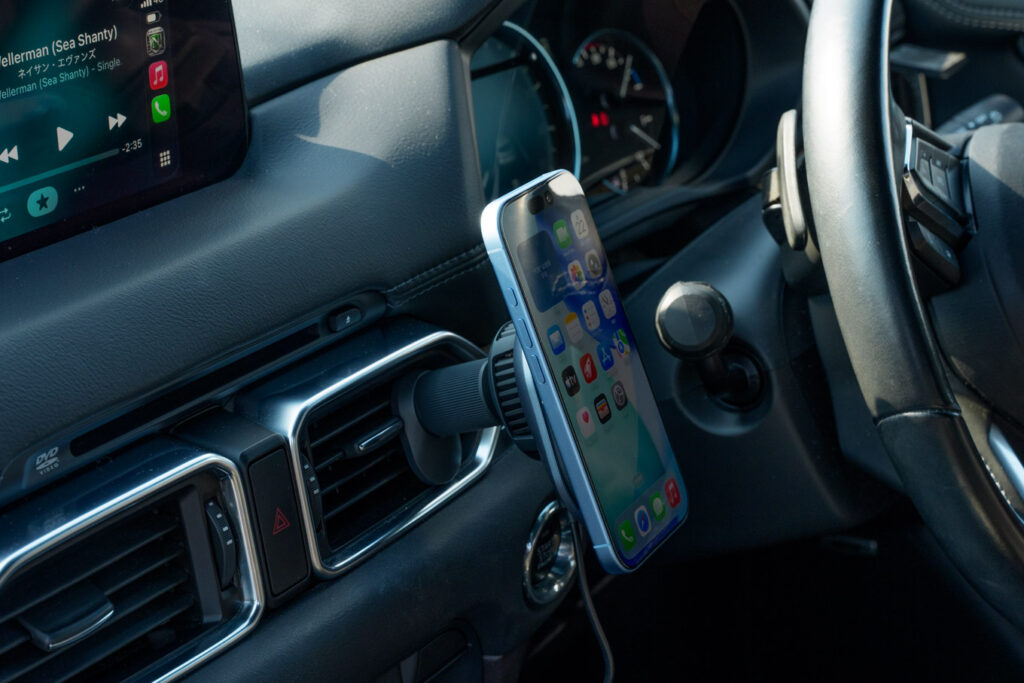 iPhoneのMagSafeとは?特徴や使い方、活用方法を徹底解説 13 Anker Prime Wireless Car Charger (MagGo, AirCool, Pad)でiPhone 17を充電している様子