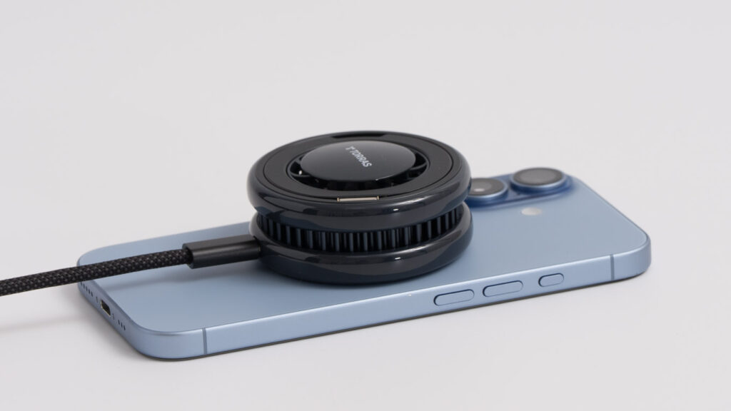 iPhoneのMagSafeとは?特徴や使い方、活用方法を徹底解説 9 TORRAS Ostand PolarCircle Qi2 25WでiPhone 17を充電している様子