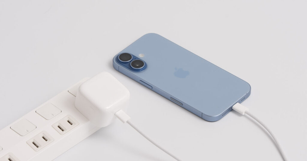 iPhoneのMagSafeとは?特徴や使い方、活用方法を徹底解説 34 iPhone 17を有線で充電している様子