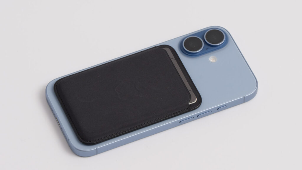 iPhoneのMagSafeとは?特徴や使い方、活用方法を徹底解説 21 Apple MagSafe対応iPhoneファインウーブンウォレットをiPhone 17に装着している様子