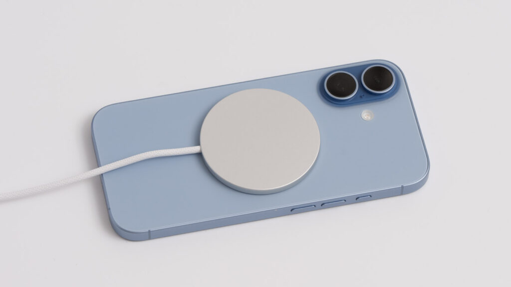 iPhoneのMagSafeとは?特徴や使い方、活用方法を徹底解説 3 MagSafe対応ワイヤレス充電器をiPhone 17にくっつけている様子