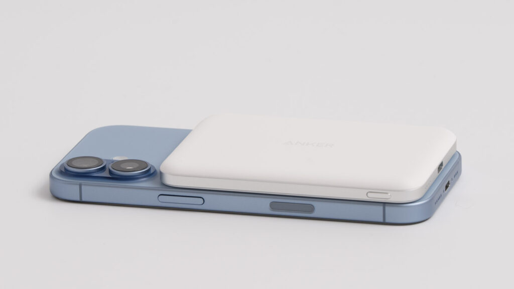 iPhoneのMagSafeとは?特徴や使い方、活用方法を徹底解説 17 Anker Nano Power Bank (5000mAh, MagGo, Slim)でiPhone 17を充電している様子
