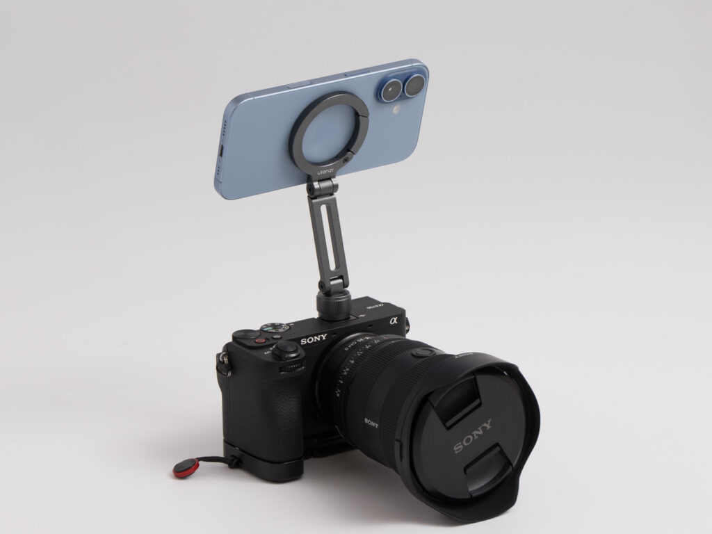 iPhoneのMagSafeとは?特徴や使い方、活用方法を徹底解説 29 Ulanzi magsafe用スマホホルダー コールドシュー付き Maglock MA07をα6700に装着している様子