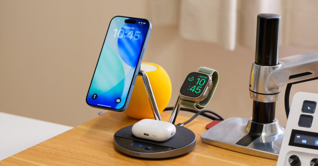iPhoneのMagSafeとは?特徴や使い方、活用方法を徹底解説 5 Anker Prime Wireless Charging Station (3-in-1, MagGo, AirCool, Dock Stand)でiPhone 17とApple Watch Ultra、AirPods Pro 3を充電している様子