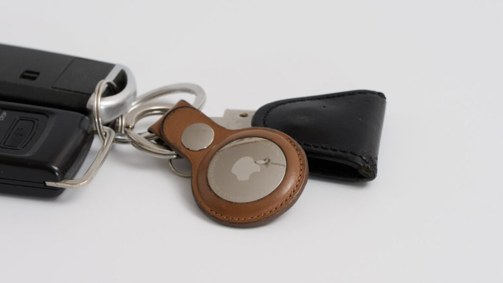 AirTag(第2世代)を車のカギに取り付けている様子