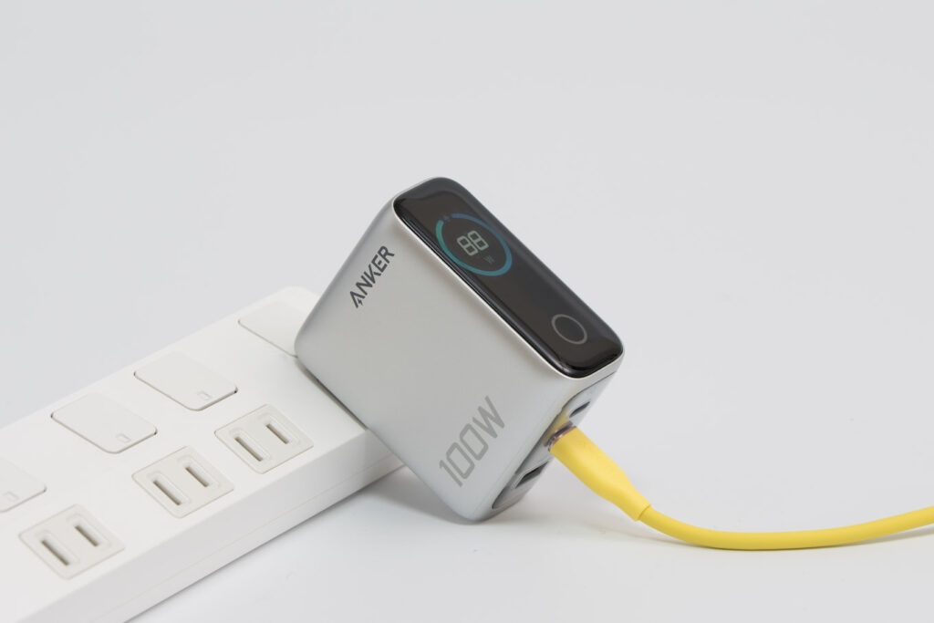 Anker Charger (100W, 3 Ports) with USB-C & USB-Cケーブルをコンセントに挿している様子