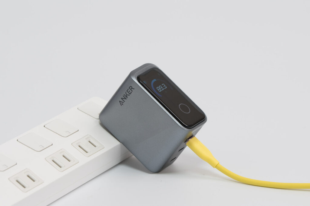 Anker Prime Charger (160W, 3 Ports)をコンセントに挿している様子