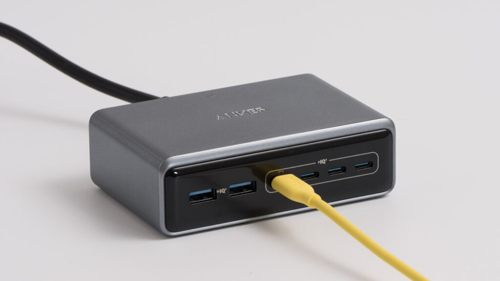 Anker Prime Charger (200W, 6 Ports, GaN)をコンセントに挿している様子
