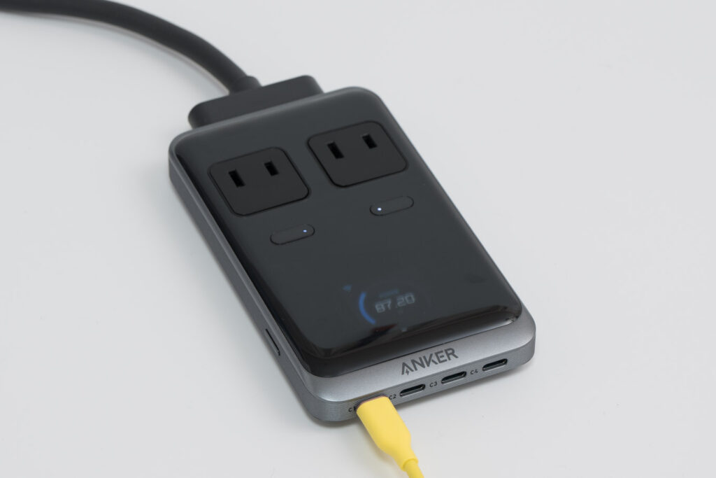 Anker Prime Charging Station (8-in-1, 240W)をコンセントに挿している様子
