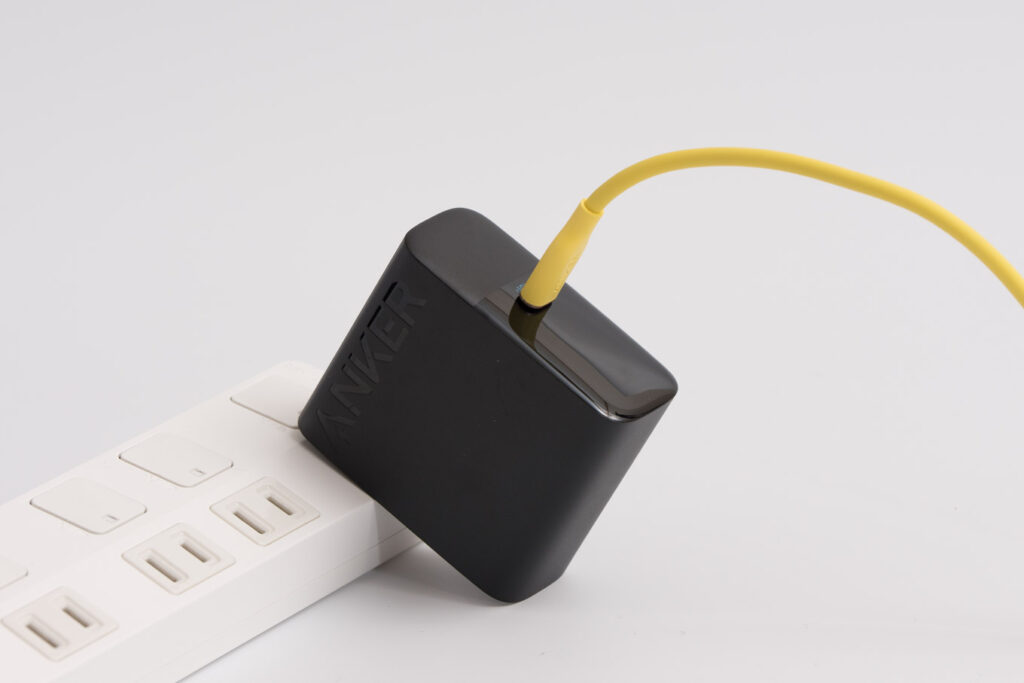 Anker 317 Charger (100W) をコンセントに挿している様子