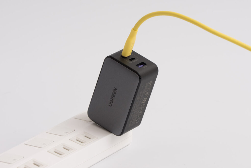 UGREEN Nexode X 100Wをコンセントに挿している様子