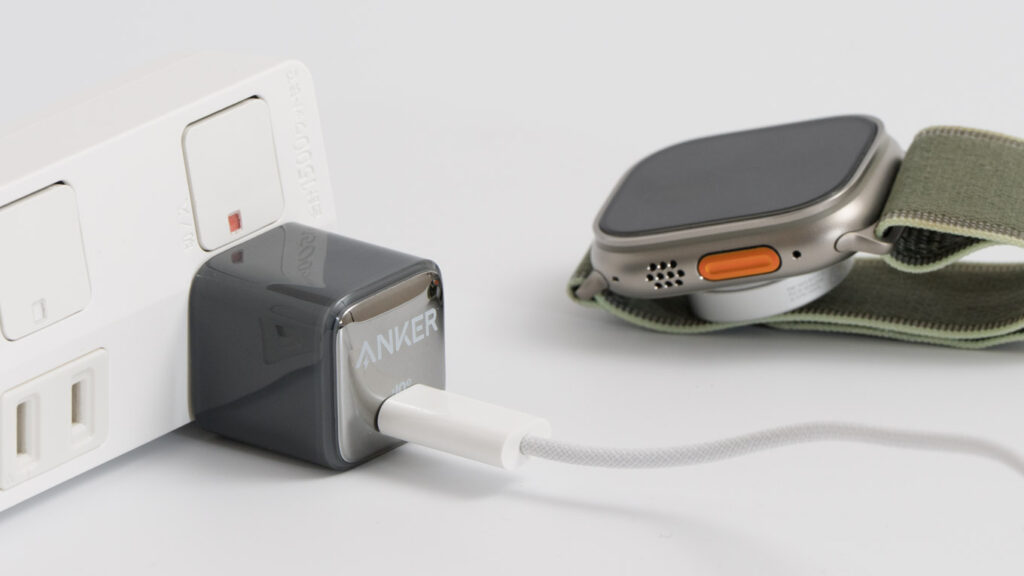 Apple Watch充電器に接続しているUSB-C充電器