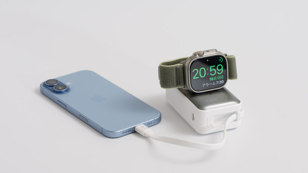 BelkinのモバイルバッテリーでApple WatchとiPhoneを同時充電している様子