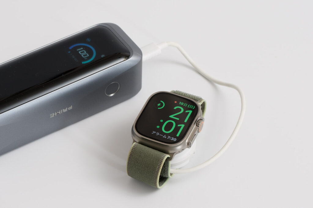 モバイルバッテリーと充電器でApple Watch Ultra 3を充電している様子