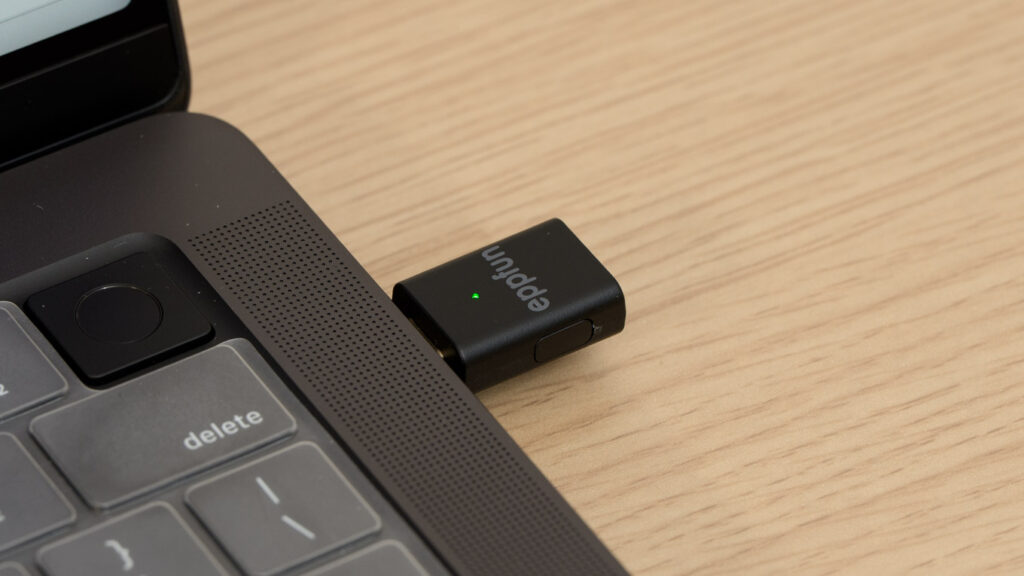 MacBook Proに接続したトランスミッターのアップ