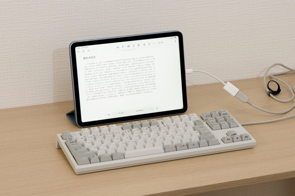 iPad Airに有線キーボードを接続している様子