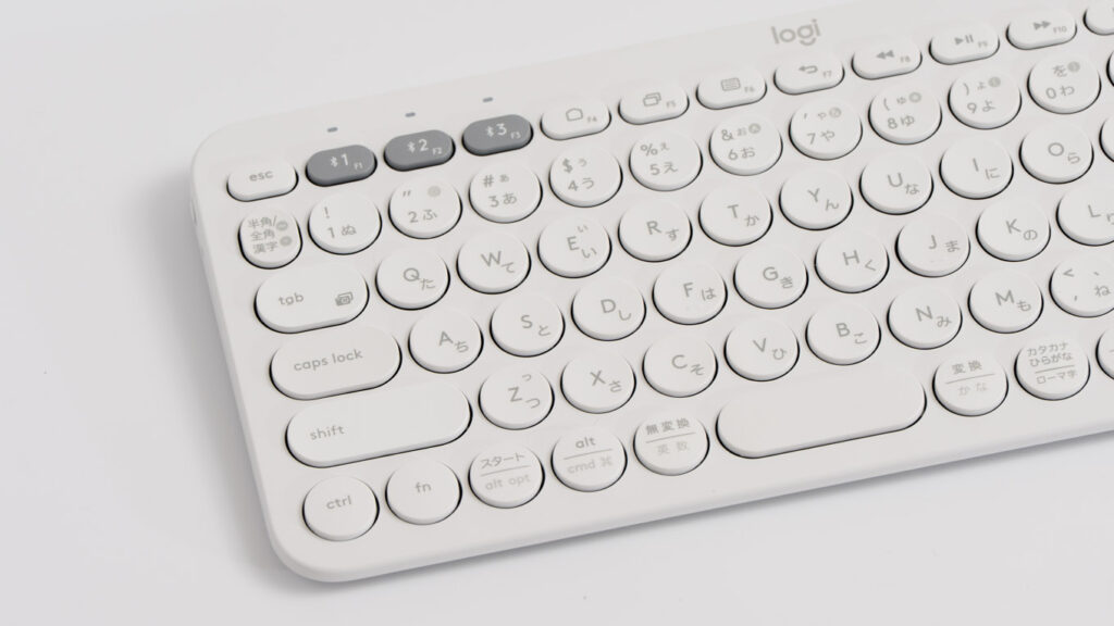iPadにJIS配列キーボードを接続している様子
