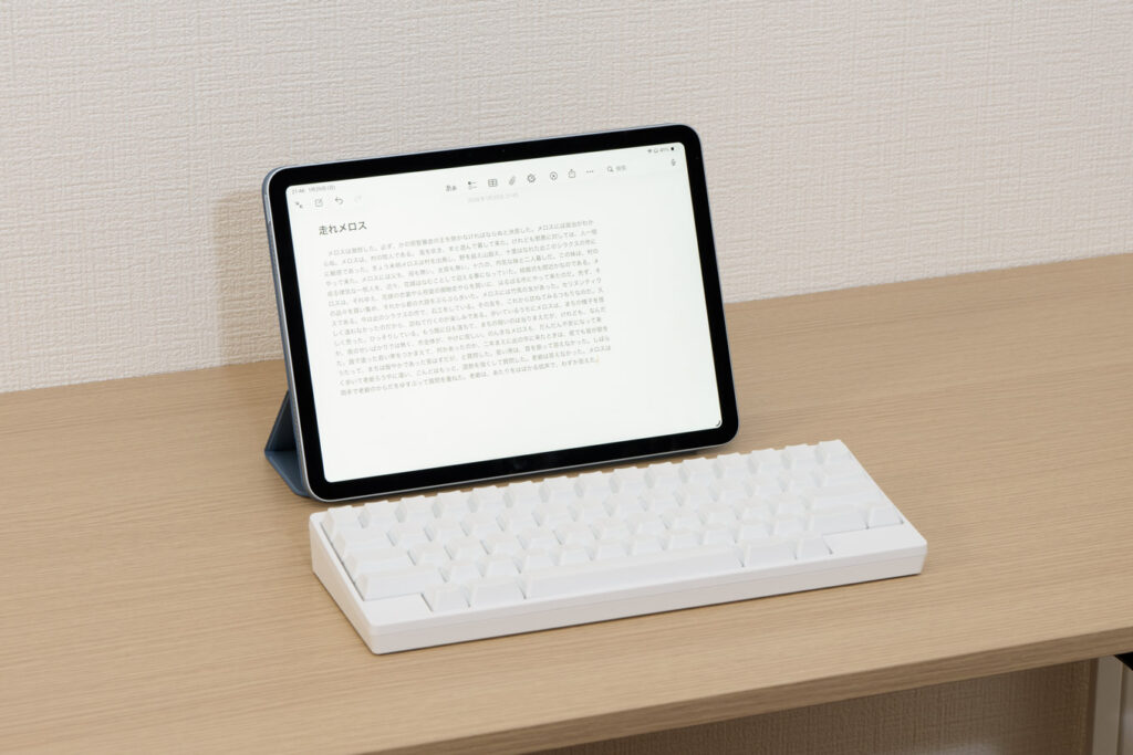 iPad AirにBluetoothキーボードを接続している様子(HHKB)