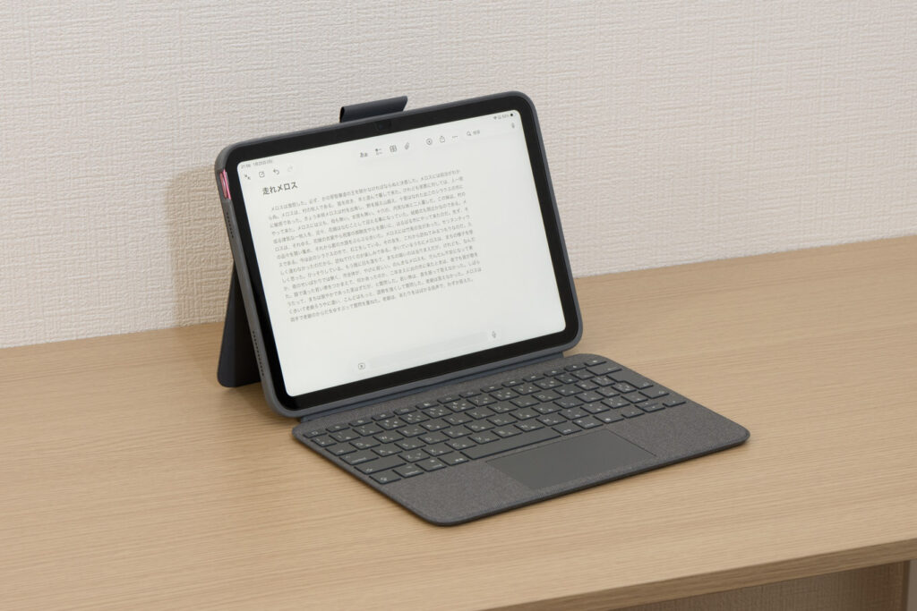 iPadにSmart Connector接続対応のロジクール製キーボードを接続している様子