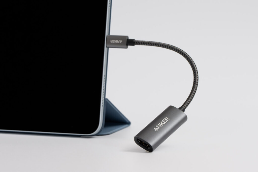 Anker PowerExpand+ USB-C & HDMI 変換アダプタをiPad Airに接続している様子
