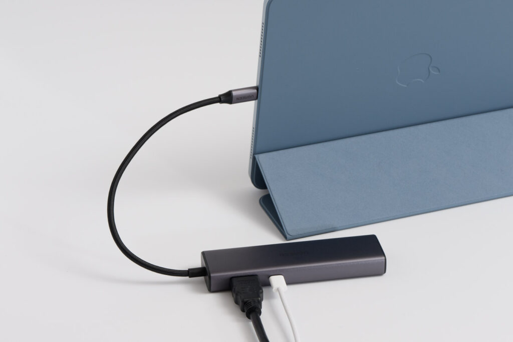 iPad AirにUGREEN Revodok 107 USB Cハブを接続している様子(HDMIケーブルと充電ケーブルを接続)
