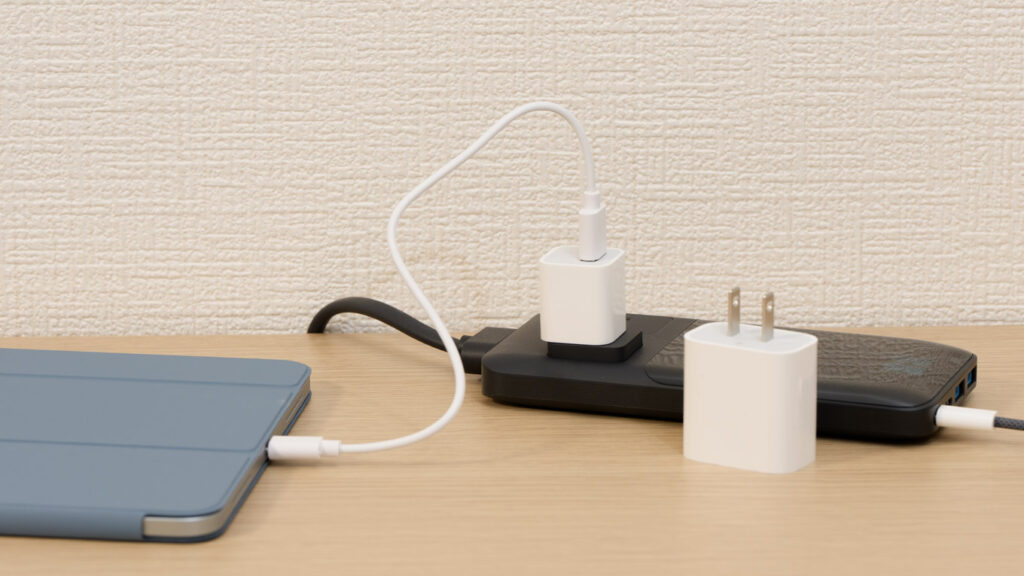 11インチiPad AirをApple 5W USB電源アダプタで充電している様子