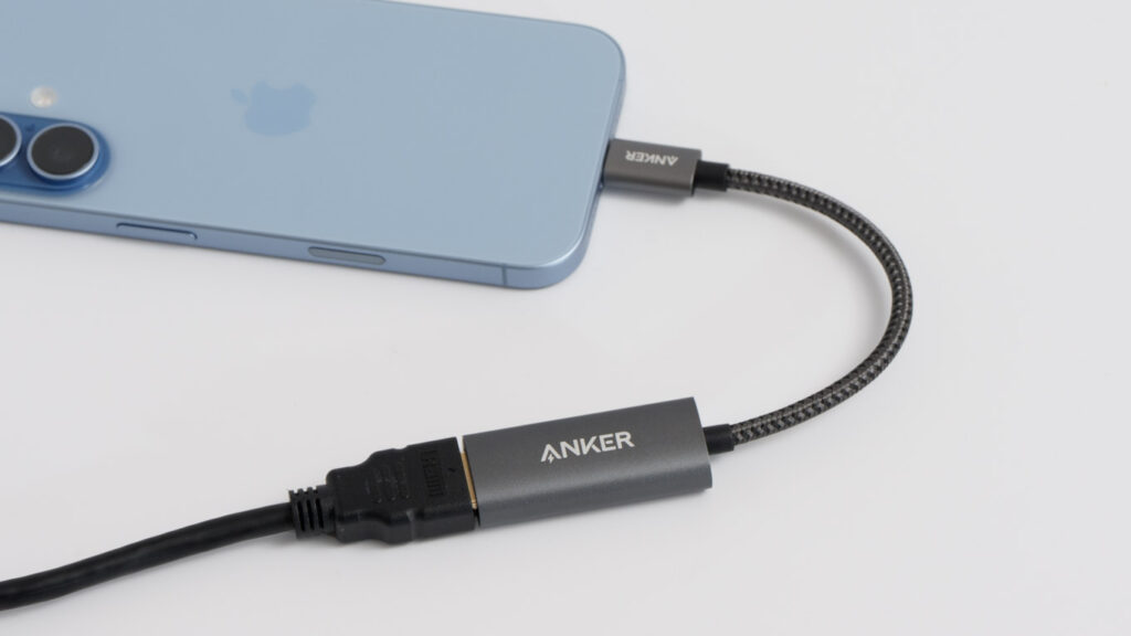 iPhone 17にAnkerのUSB-C to HDMI変換アダプタを接続している様子