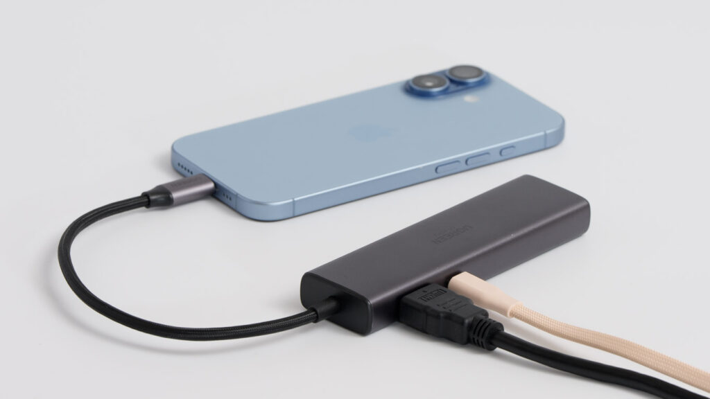 iPhone 17のUSB-CポートにUSB-Cハブを接続している様子