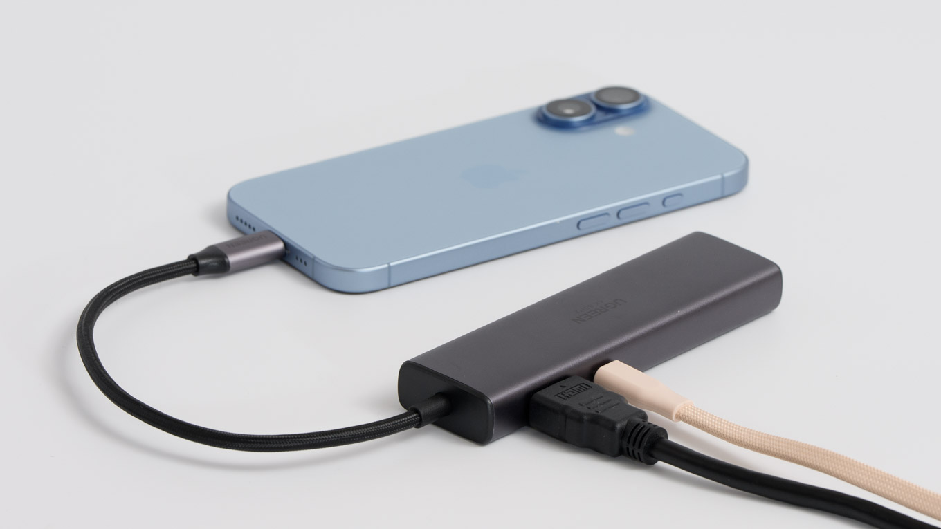 iPhone 17のUSB-CポートにUSB-Cハブを接続している様子