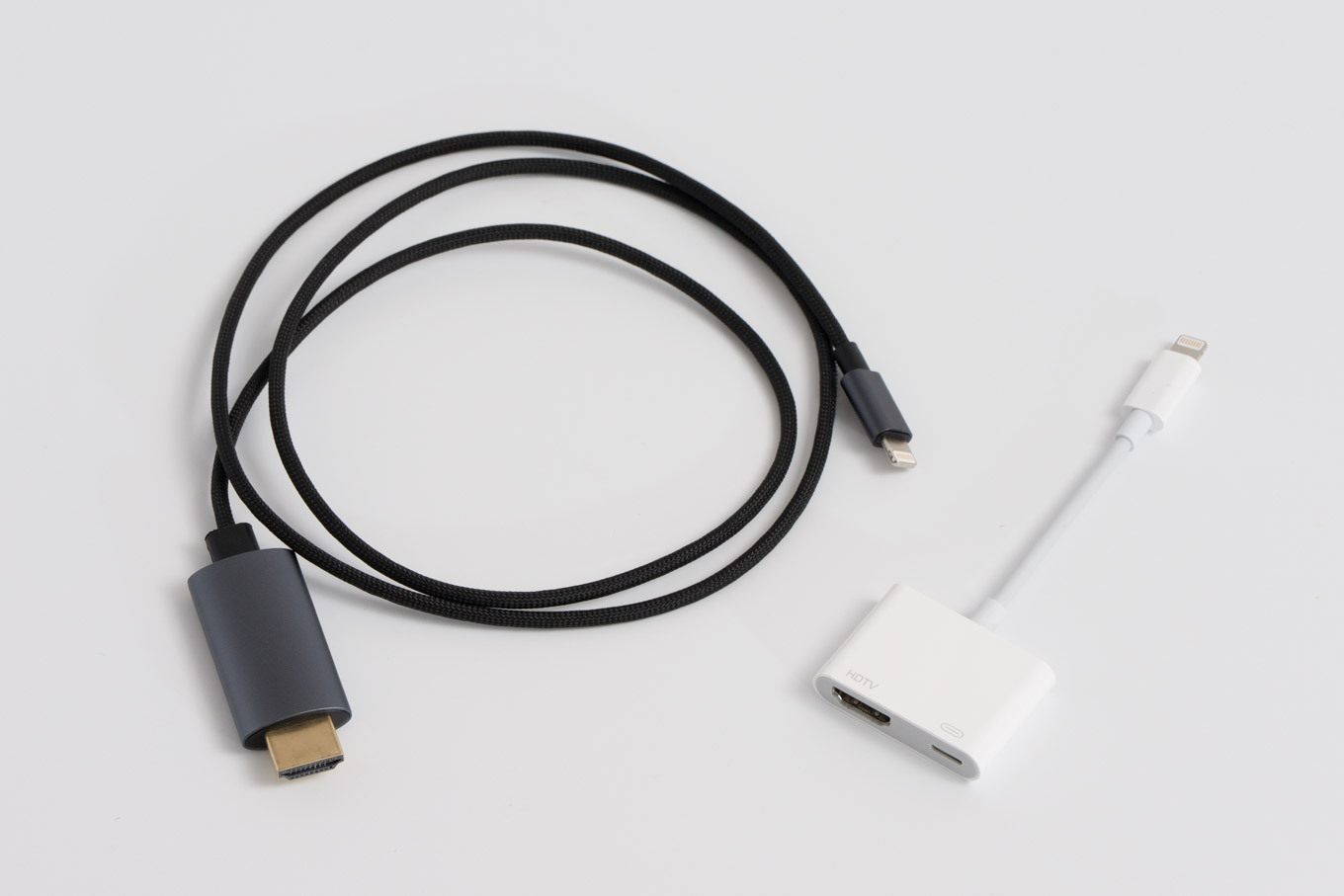サードパーティ製のLightning to HDMIアダプタとケーブル