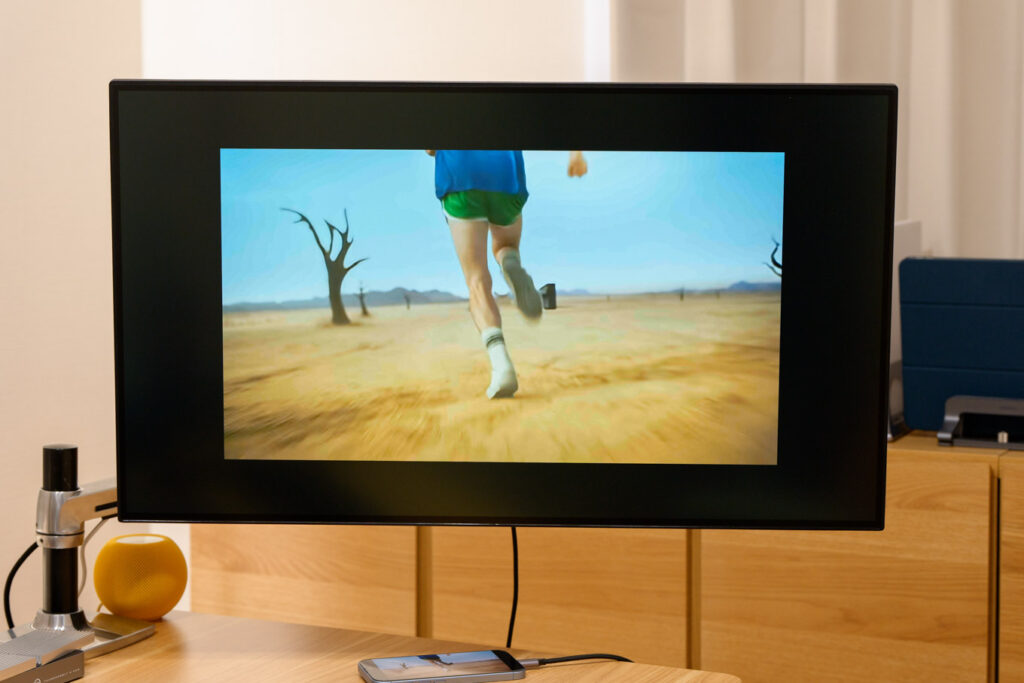 iPhoneからディスプレイの映像出力で全画面表示できている状態