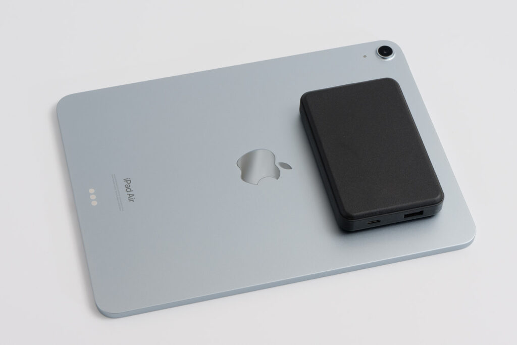 オウルテック10,000mAhモバイルバッテリー(OEC-LPB10024)と11インチiPad Airとのサイズ比較