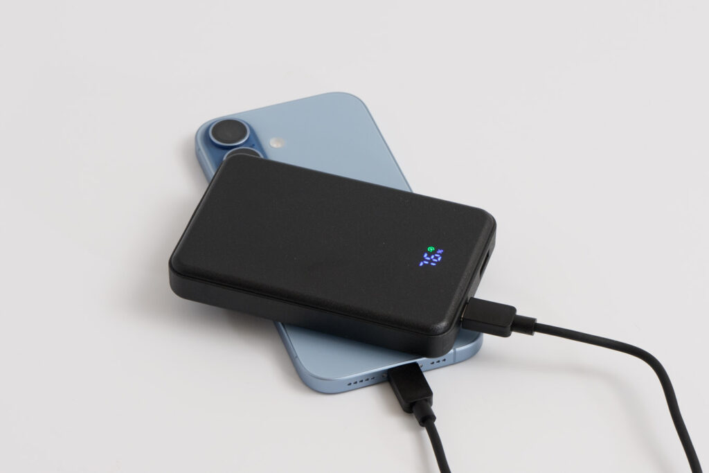 オウルテック10,000mAhモバイルバッテリー(OEC-LPB10024)でiPhone 17を急速充電している様子