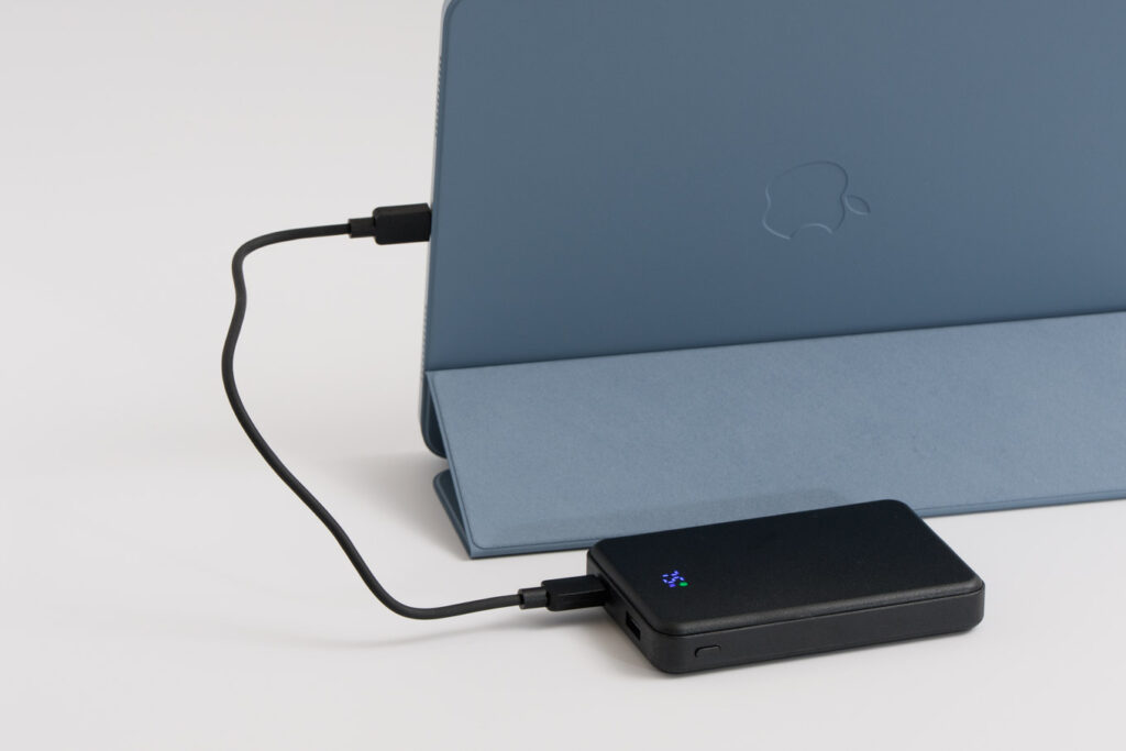 オウルテック10,000mAhモバイルバッテリー(OEC-LPB10024)で11インチiPad Airを充電している様子