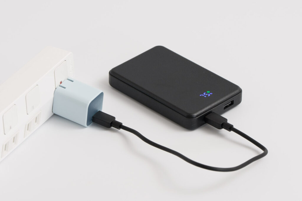 オウルテック10,000mAhモバイルバッテリー(OEC-LPB10024)本体を充電している様子