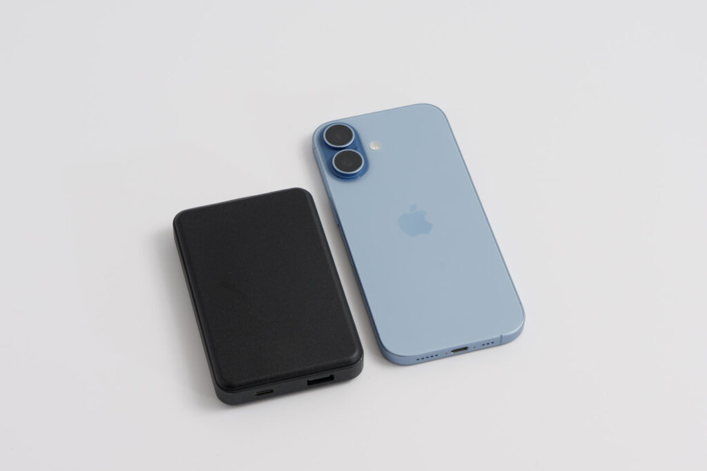 オウルテック10,000mAhモバイルバッテリー(OEC-LPB10024)とiPhone 17とのサイズ比較