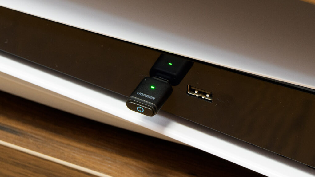 BluetoothトランスミッターをPS5のUSBポートに接続している様子